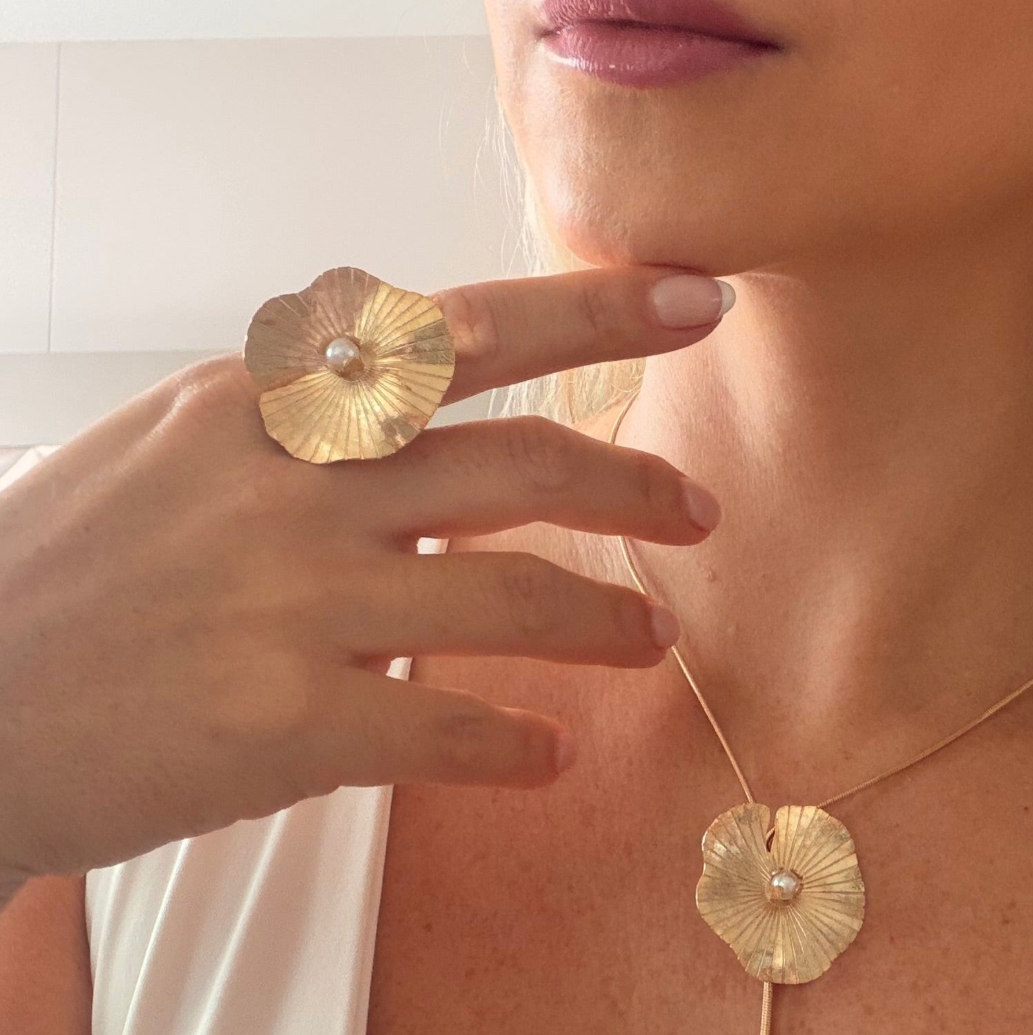Set Perla Florecer Arete Anillo y Collar Dorado - Bambú Rosa Joyas y Accesorios 