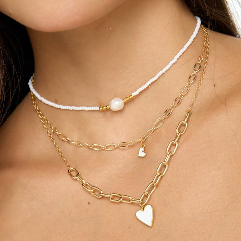 Collar Triple Cadena Perla Y Corazón Pintado Dorado