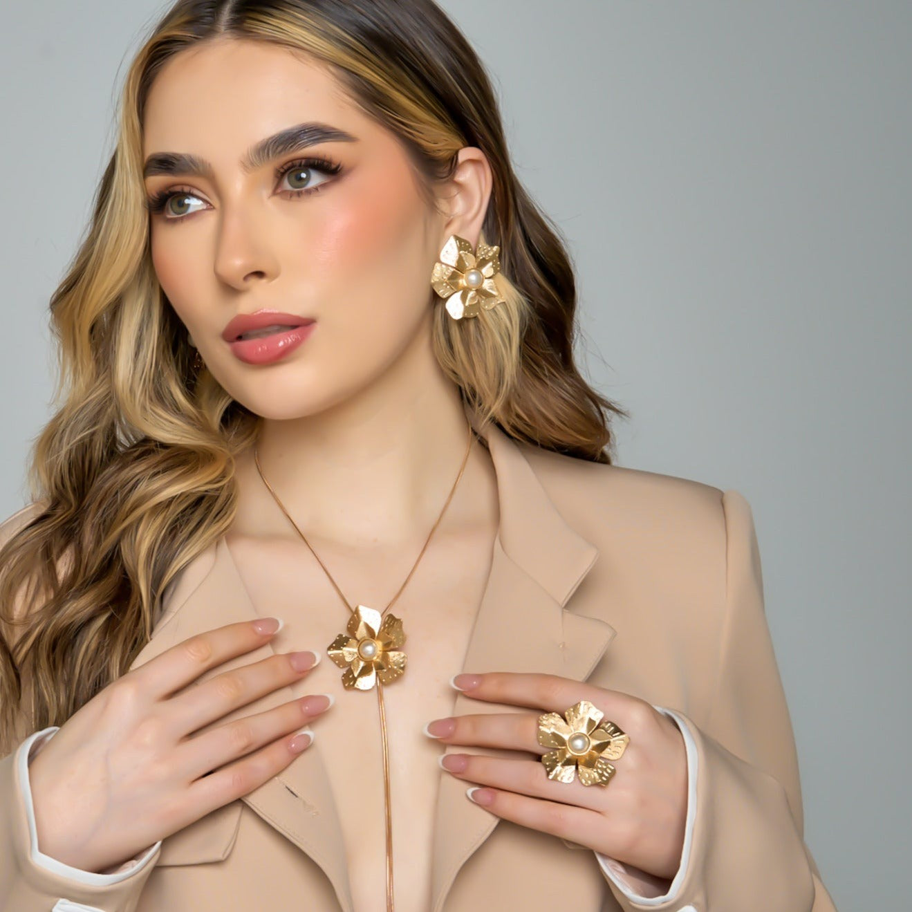 Aretes Maxi Topos Flor Perla Conexión Dorado