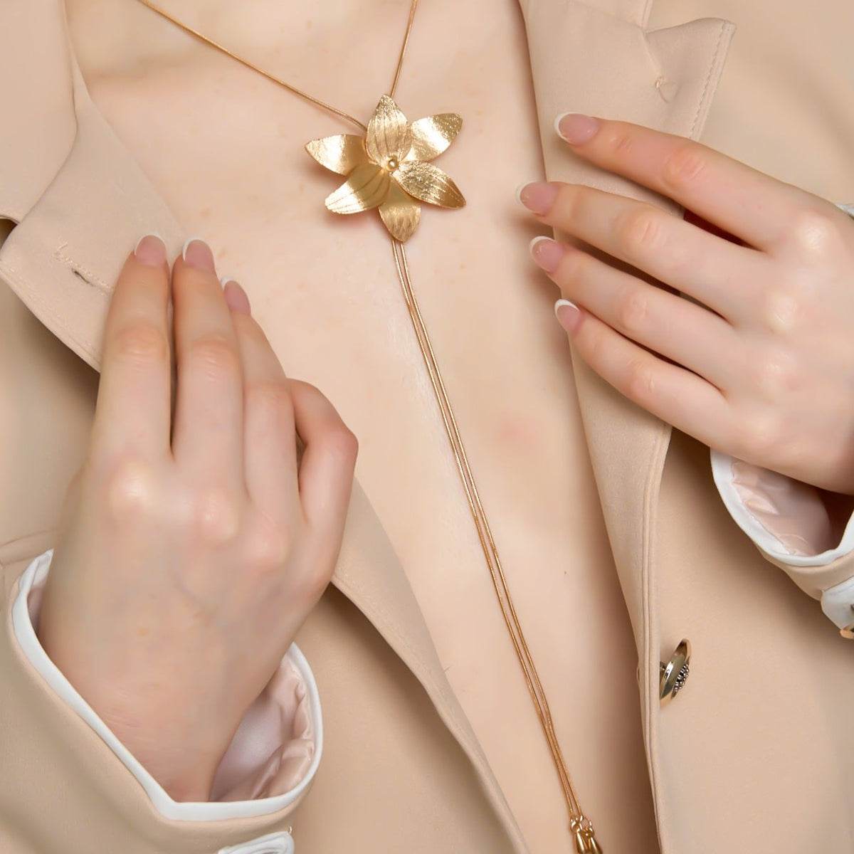 Collar Corbatín Flor Orquidea Dorado