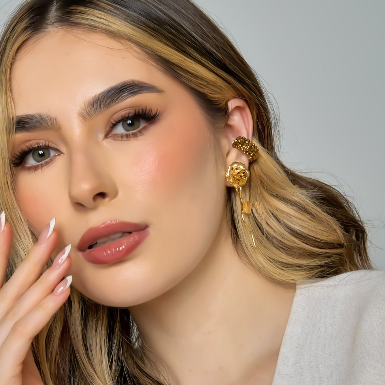 Aretes Rosas Tallo Conexión Dorado