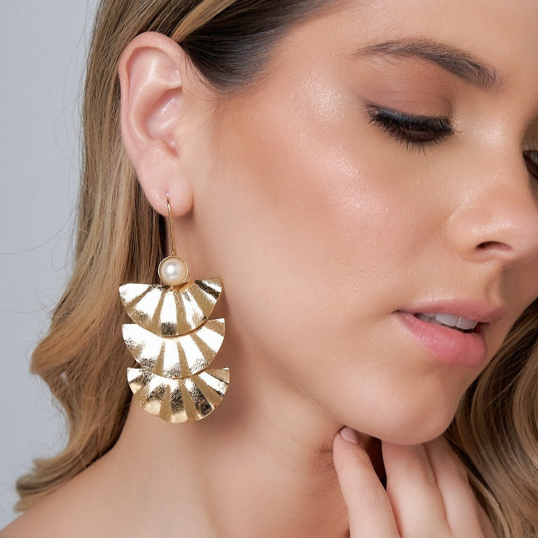 Aretes Gancho Abanicos Dorados - Bambú Rosa Joyas y Accesorios 