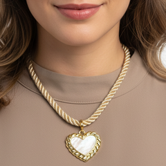 Collar Corazón Nacar En Lazo Dorado