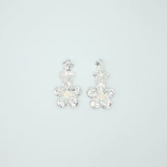 Aretes Flor Triple Perla Plateados