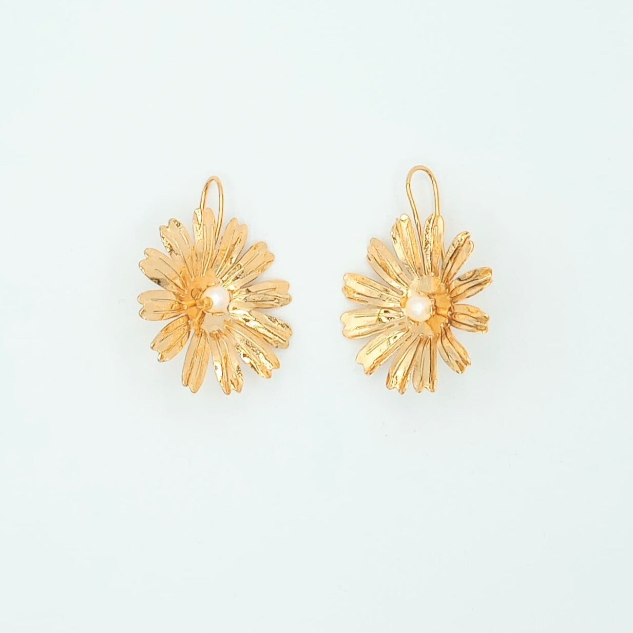 Aretes Gancho Flor Margarita Perla Dorado