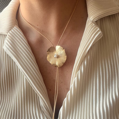 Collar Corbatín Hoja flor florecer dorado - Bambú Rosa Joyas y Accesorios 