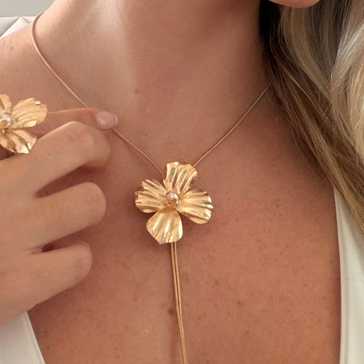 Collar Corbatín media flor Florecer Dorado - Bambú Rosa Joyas y Accesorios 