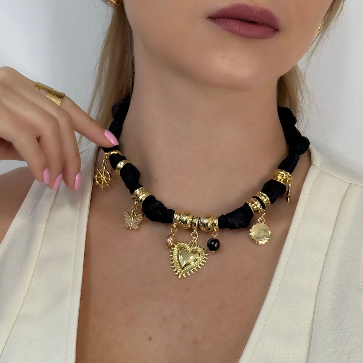 Collar Corbatin Satin Negra con Dijes y Piedras