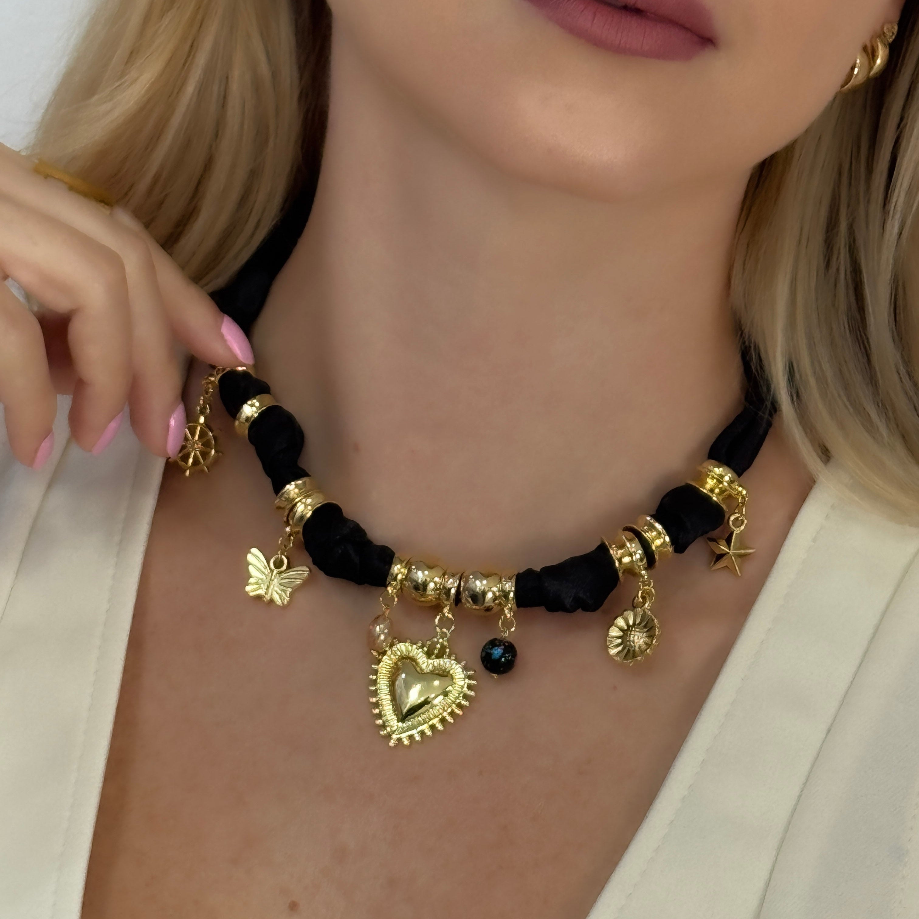 Collar Corbatin Satin Negra con Dijes y Piedras