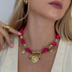 Collar Corbatin Satin Fucsia con Dijes y Piedras