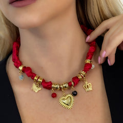 Collar Corbatin Satin Rojo con Dijes y Piedras
