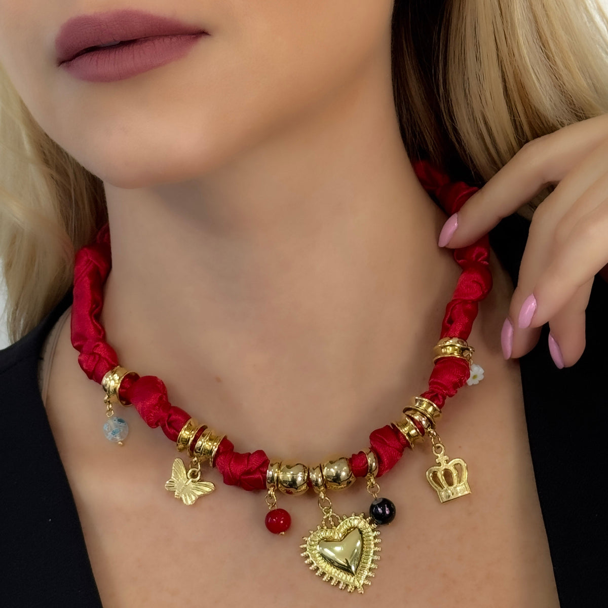 Collar Corbatin Satin Rojo con Dijes y Piedras