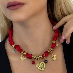 Collar Corbatin Satin Rojo con Dijes y Piedras