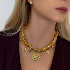 Collar Corbatin Satin Dorado con Dijes y Piedras