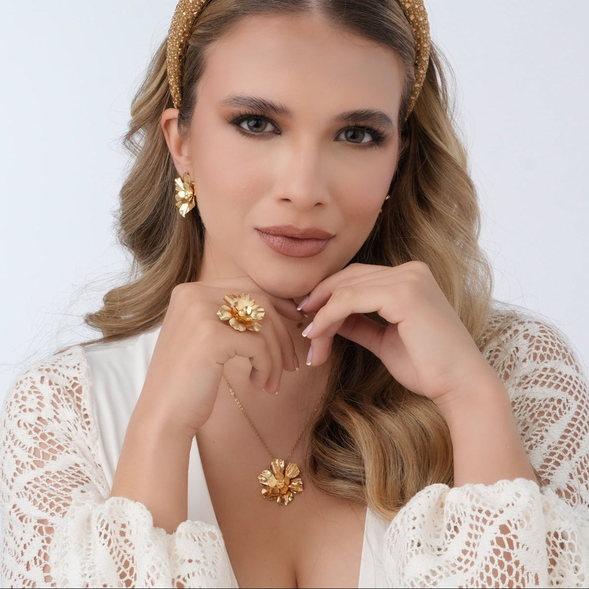 Set Collar, Aretes y anillo Flores Esencial Dorado