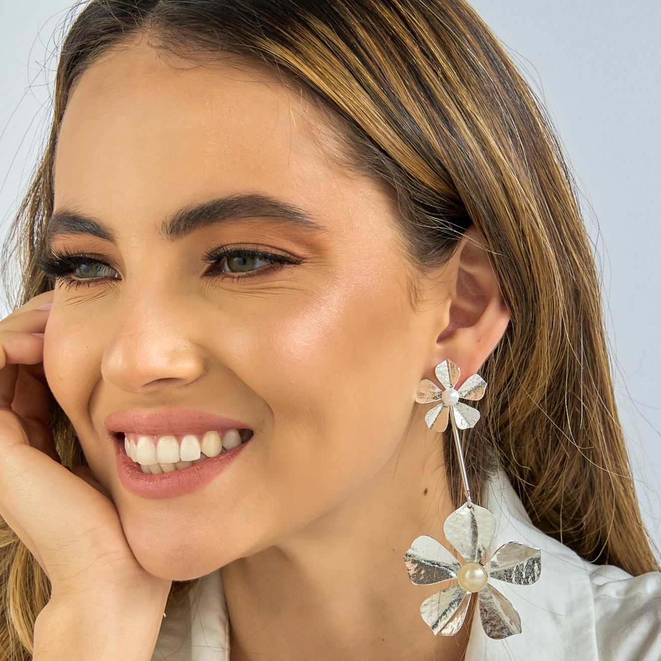 Arete Largo Doble Flor Perla Plateado