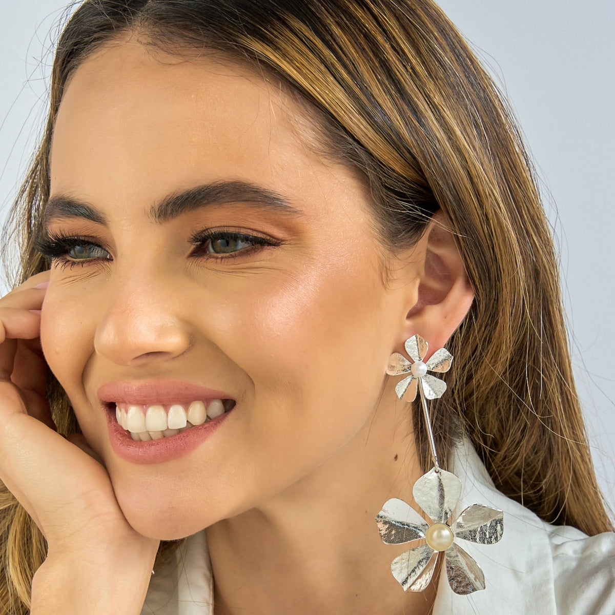 Arete Largo Doble Flor Perla Plateado