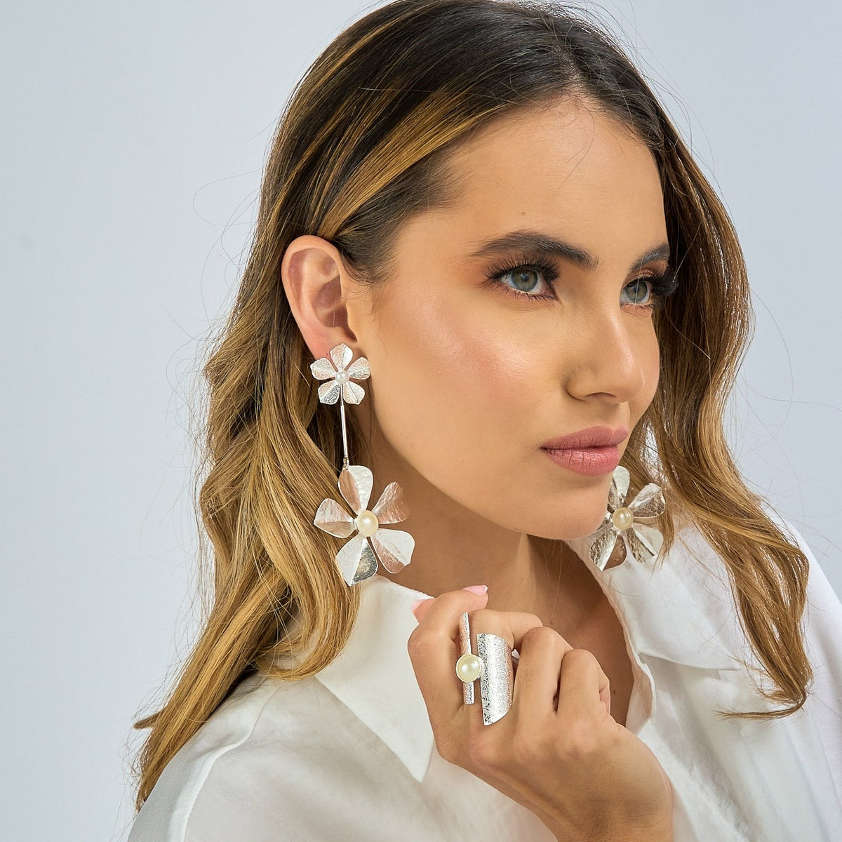 Arete Largo Doble Flor Perla Plateado