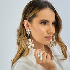 Arete Largo Doble Flor Perla Plateado