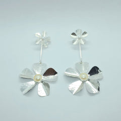 Arete Largo Doble Flor Perla Plateado