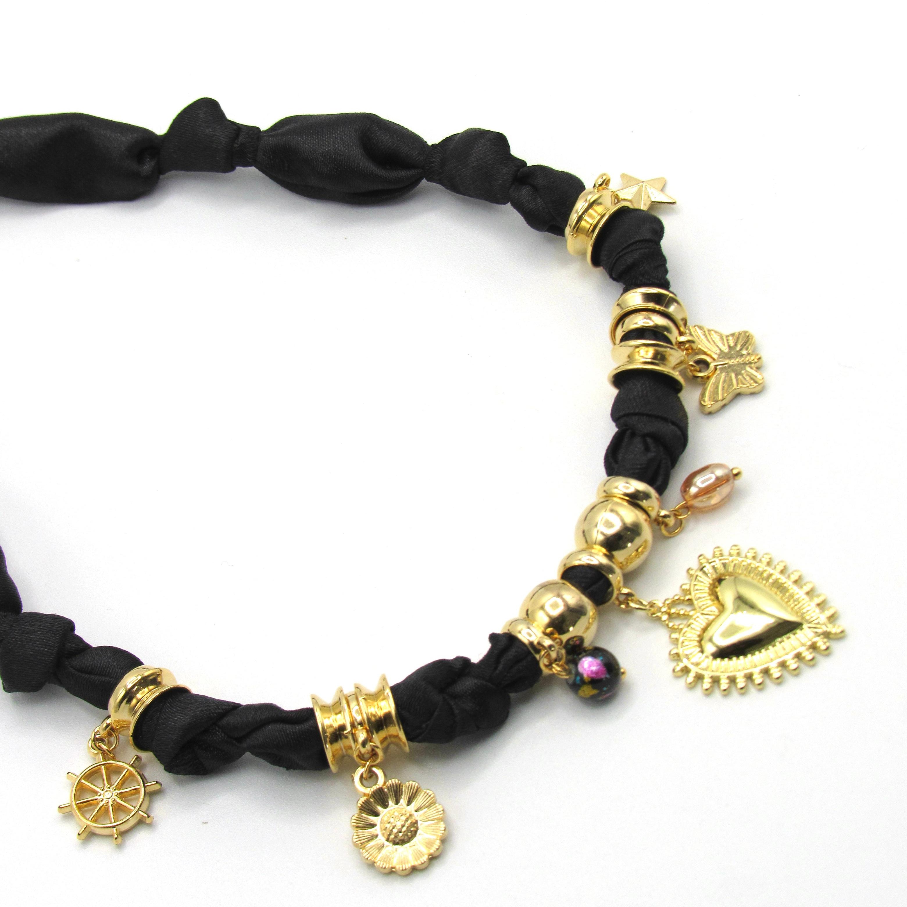 Collar Corbatin Satin Negra con Dijes y Piedras