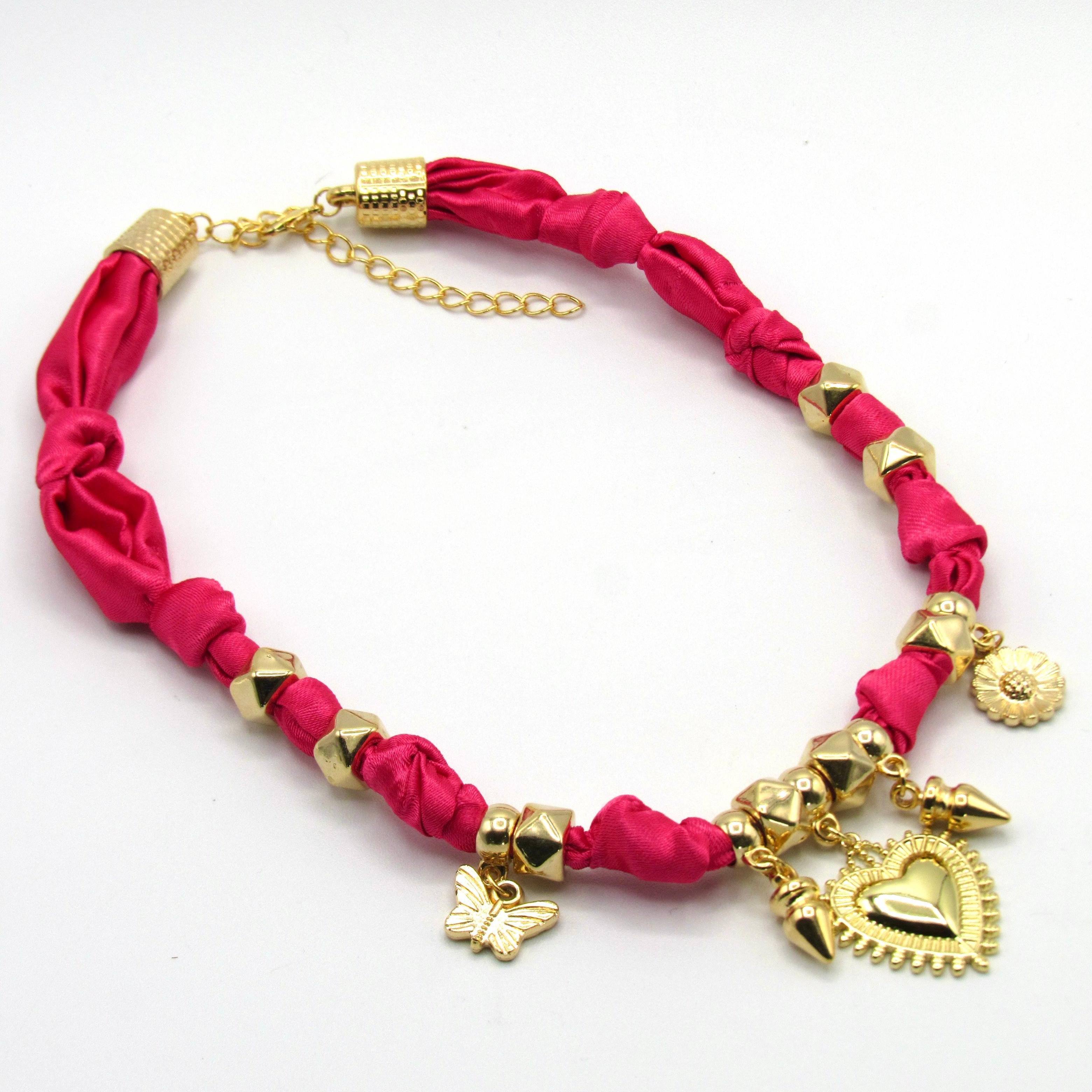 Collar Corbatin Satin Fucsia con Dijes y Piedras