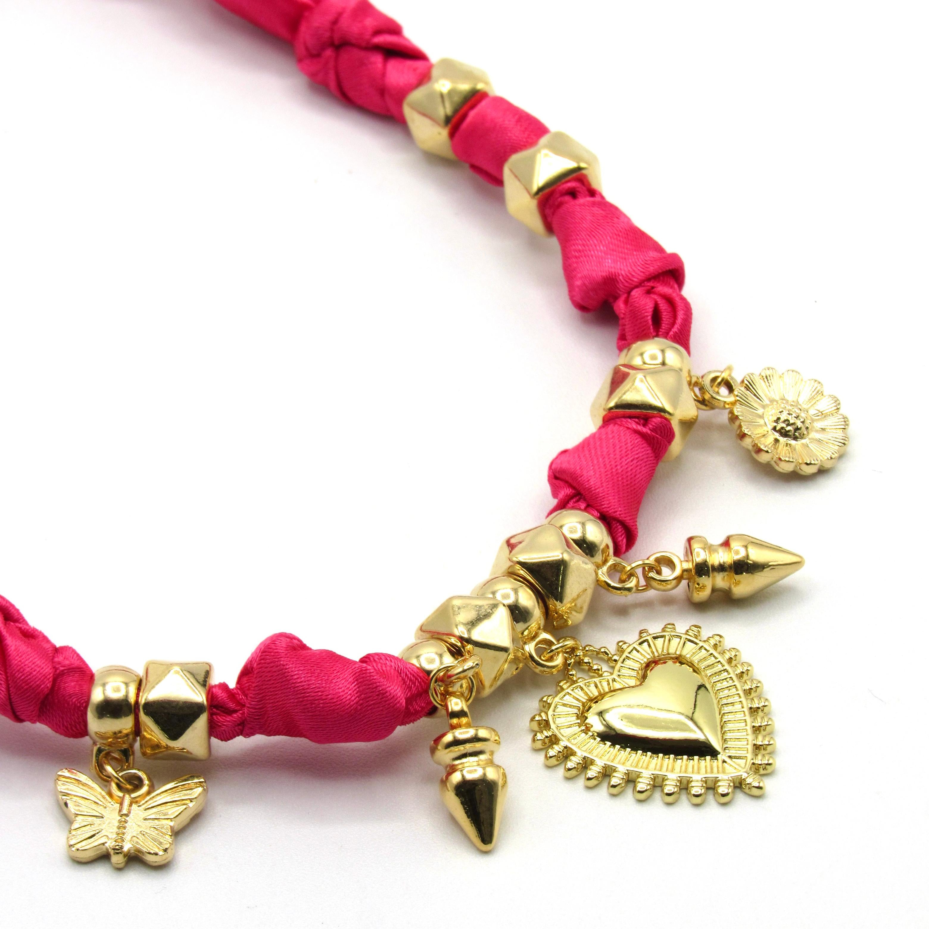 Collar Corbatin Satin Fucsia con Dijes y Piedras