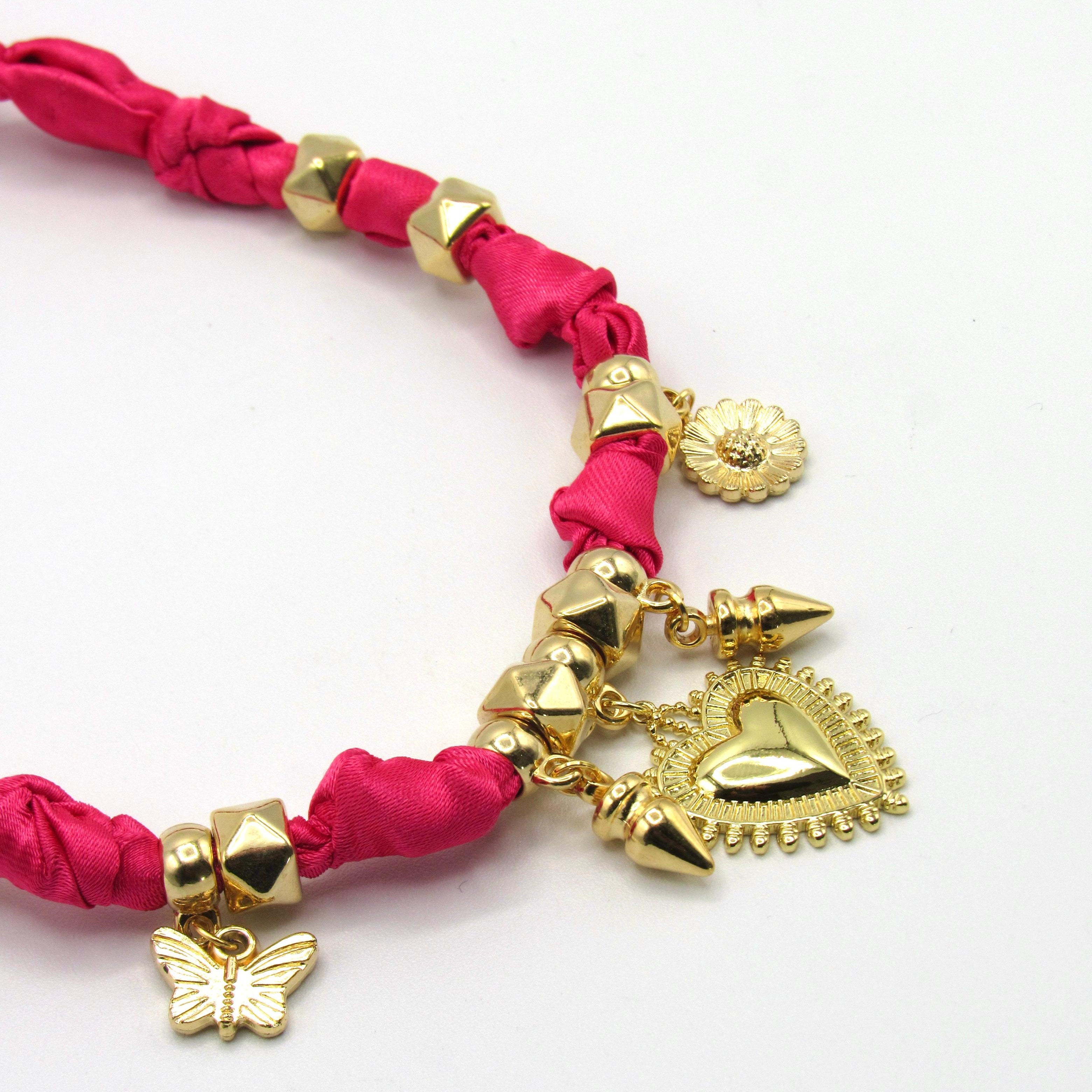 Collar Corbatin Satin Fucsia con Dijes y Piedras