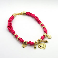 Collar Corbatin Satin Fucsia con Dijes y Piedras