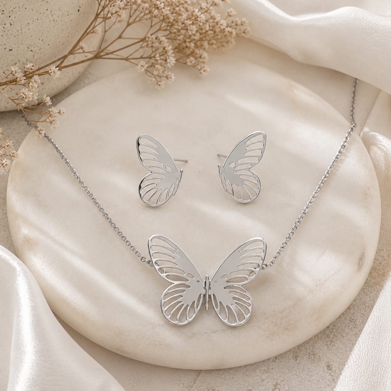 Set Plateado Aretes y Collar Mariposas Ligera - Bambú Rosa Joyas y Accesorios 