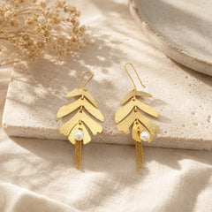 Aretes Ganchos Hoja Articulada Perla Dorados - Bambú Rosa Joyas y Accesorios 
