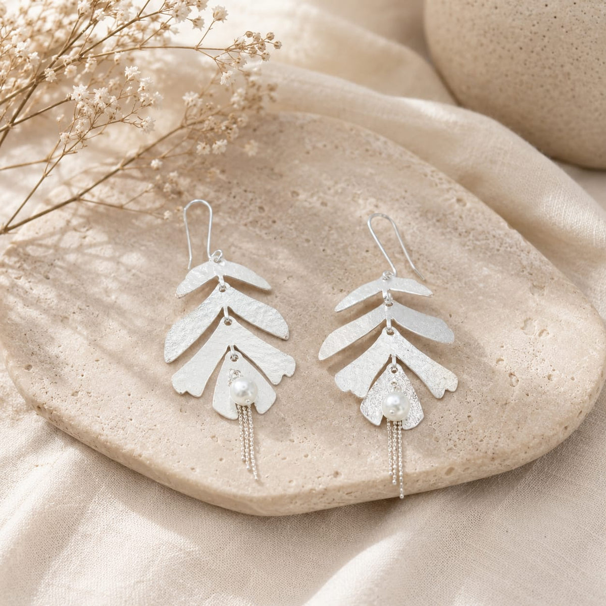 Aretes Ganchos Hoja Articulada Perla Plateados - Bambú Rosa Joyas y Accesorios 
