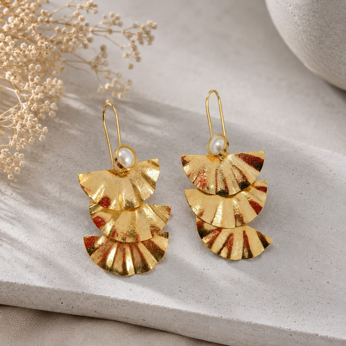 Aretes Gancho Abanicos Dorados - Bambú Rosa Joyas y Accesorios 