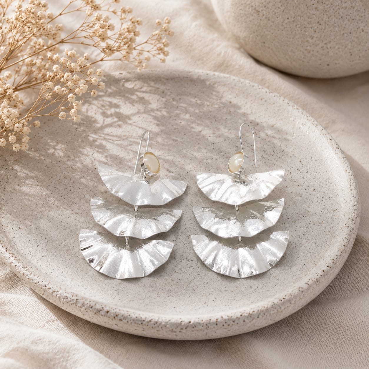Aretes Gancho Abanicos Plateados - Bambú Rosa Joyas y Accesorios 