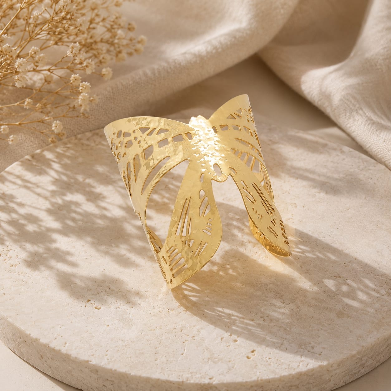 Pulsera Brazalete Mariposa Calada Silueta Dorado - Bambú Rosa Joyas y Accesorios 