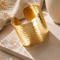 Brazalete Ancho Martillado Florecer Dorado