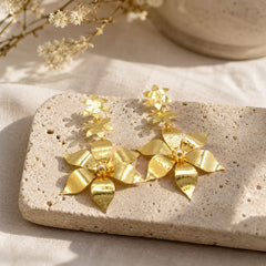 Aretes Perla Primavera Flor Dorado - Bambú Rosa Joyas y Accesorios 