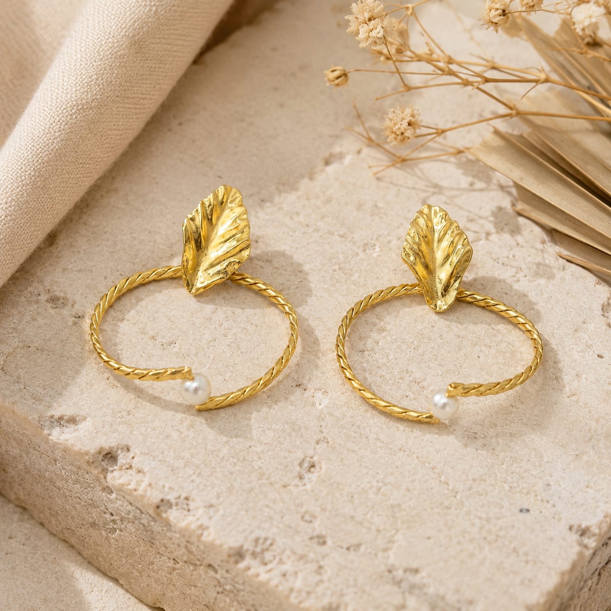 Aretes Aro Hoja Perla Dorados - Bambú Rosa Joyas y Accesorios 
