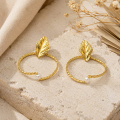Aretes Aro Hoja Perla Dorados - Bambú Rosa Joyas y Accesorios 