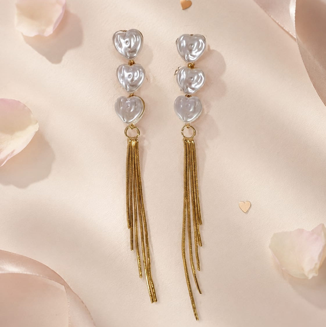 Aretes Maxi Corazón Triple Perla con Cadenas Dorado Amaré