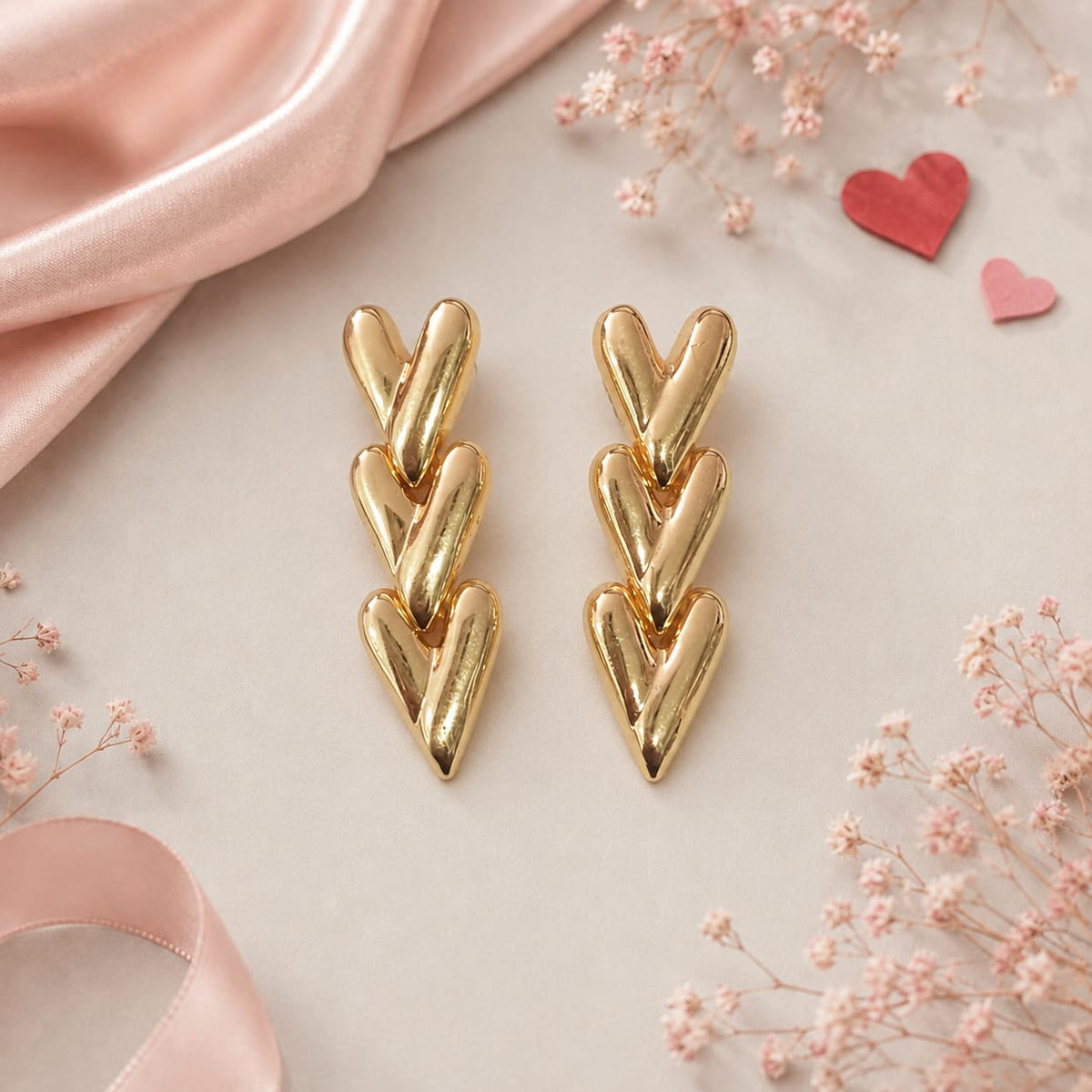 Aretes Largos Triple Corazones Dorado Amaré
