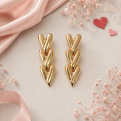 Aretes Largos Triple Corazones Dorado Amaré