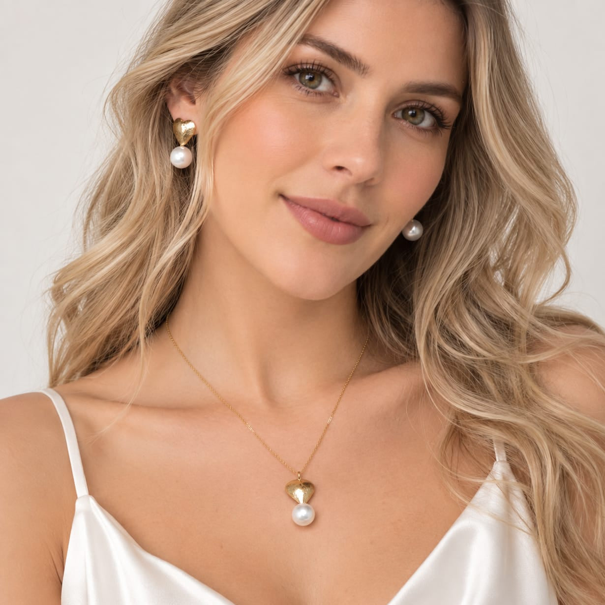 Set Collar y Aretes corazón y perlas Dorado Latidos - Bambú Rosa Joyas y Accesorios 