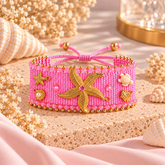 Pulsera Ancha Tejida Rosada Con dijes surtidos en Macrame Amore Dorado