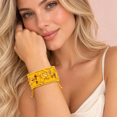 Pulsera Ancha Tejida Amarilla Con Dijes surtidos en Macrame Amore