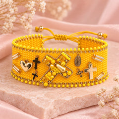 Pulsera Ancha Tejida Amarilla Con Dijes surtidos en Macrame Amore