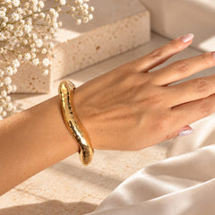 Brazalete Ancho Martillado Irregular Dorado Creer