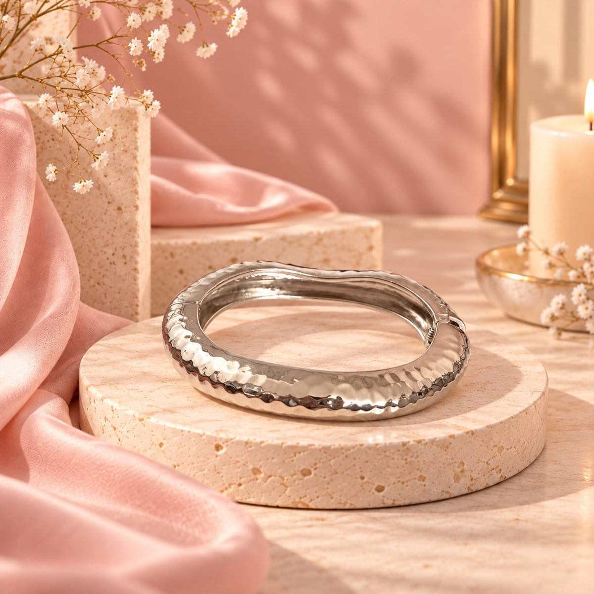 Brazalete Ancho Martillado Irregular Plateado Creer - Bambú Rosa Joyas y Accesorios 