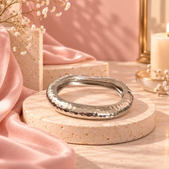 Brazalete Ancho Martillado Irregular Plateado Creer - Bambú Rosa Joyas y Accesorios 