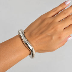 Brazalete Ancho Martillado Irregular Plateado Creer - Bambú Rosa Joyas y Accesorios 